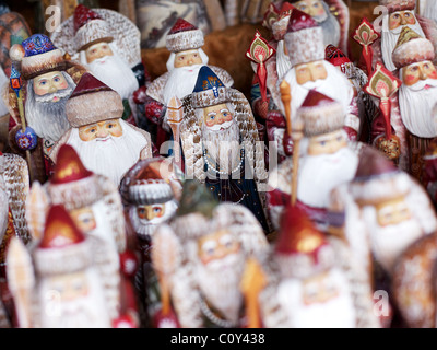 Lato intagliato e dipinto tradizionale russo "Santa Claus' figure in vendita nel mercato Izmaylovo, Mosca, Russia Foto Stock