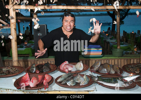 Un estroverso ristoratore mostra la sua mercanzia in un ristorante di pesce sull'isola di Gili Trawangan vicino a Lombok Indonesia Foto Stock