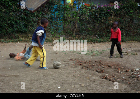 I bambini orfani che giocano a calcio/calcio nella città di Stati Uniti d'America fiume vicino a Arusha in Tanzania Foto Stock