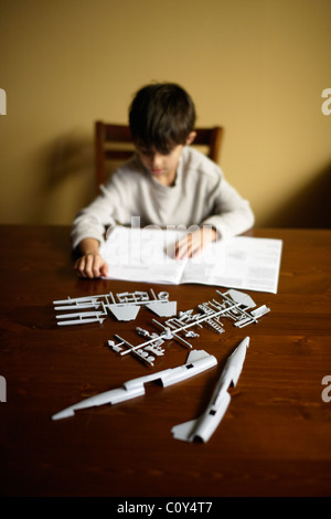 Ragazzo con kit di plastica modello aereo. Foto Stock