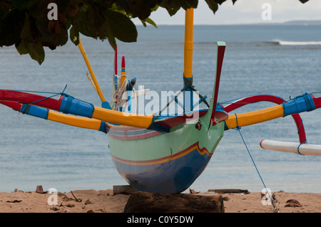 Balinese in barca da pesca chiamato jukung sulla spiaggia di Sanur Bali Indonesia Foto Stock