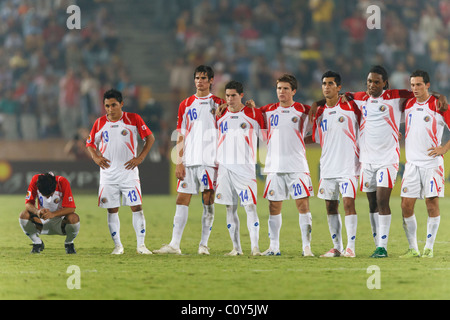 I giocatori della Costa Rica reagiscono a un calcio di rigore mancato contro l'Ungheria durante i tiri per determinare il terzo posto della Coppa del mondo FIFA U-20 2009 allo Stadio Internazionale del Cairo il 16 ottobre 2009 al Cairo, in Egitto. L'Ungheria ha sconfitto la Costa Rica ai rigori. L-R: Diego Estrado, Allen Geuvara, Carlos Hernandez, Bryan Oviedo, Esteban Luna, Josue Martinez, Roy Smith, Marcos Urena. Solo per uso editoriale. Uso commerciale vietato. (Fotografia di Jonathan Paul Larsen / Diadem Images) Foto Stock