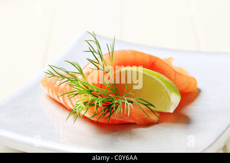 Strato sottile di salmone affumicato e calce Foto Stock