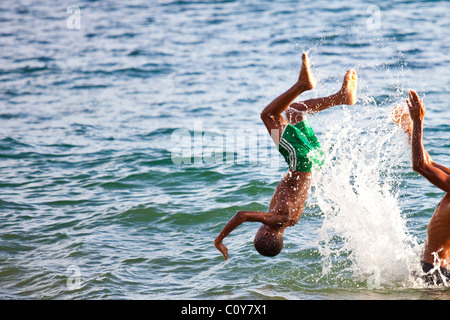 Ragazzi in spiaggia in Salvador, Brasile Foto Stock