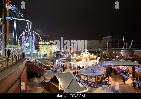 Mercatino di Natale a Berlino nel buio serale vicino a Alexanderplatz. Foto Stock