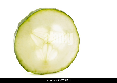 Ritratto di close-up di un Cucumber Slice su sfondo bianco Foto Stock