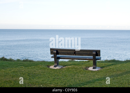 Banco vuoto affacciato sul Moray Firth a Buckie Scozia Scotland Foto Stock