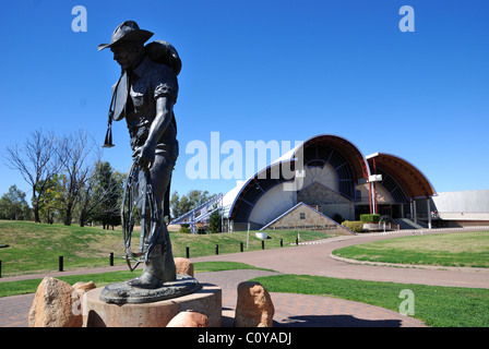 Stockman statua con Stockman Hall of Fame edificio in background, Longreach, Queensland, Australia. Foto Stock