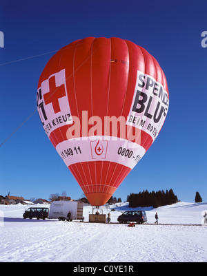 Preparazione per un volo in mongolfiera ad aria calda al di sopra della regione di Allgäu in Baviera, Baviera, Germania Foto Stock