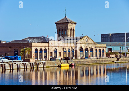 La vecchia pompa house di Leith Docks ora convertito in uffici. Foto Stock