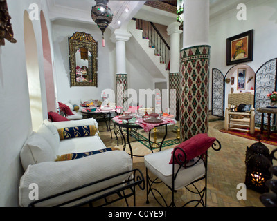 Interno del tipico incantevole guest house, Riad Marocchino Foto Stock