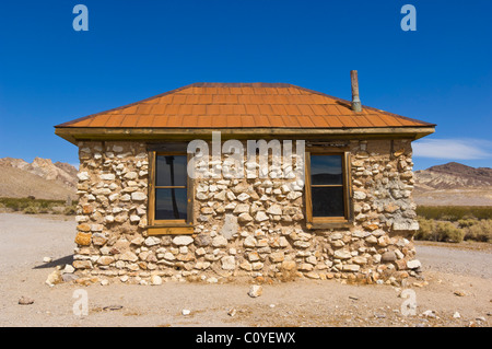 Riolite città fantasma vecchi edifici abbandonati di oro una città mineraria nel deserto Armagosa vicino Beatty Nevada USA Foto Stock