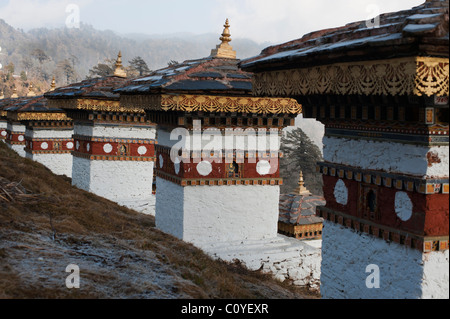 Una serie di cappelle memorial in Bhutan centrale costruito sulla sommità di una grande autostrada centrale in onore di uno dei re del Bhutan. Foto Stock