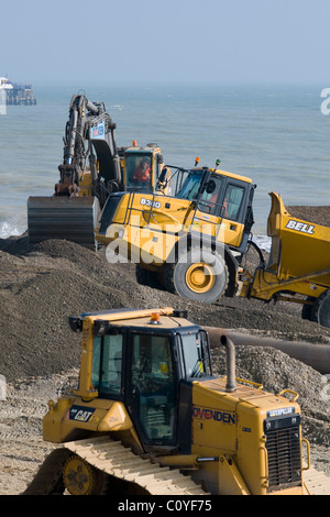 Costruzione pesante apparecchiature coinvolta nella spiaggia dei lavori di restauro Foto Stock