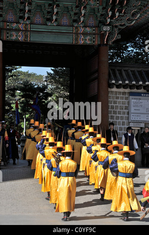 Modificare le protezioni cerimonia Palazzo Deoksugung Seoul COREA DEL SUD Foto Stock