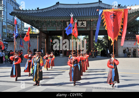 Cerimonia del cambio della guardia, Palazzo Deoksugung, Seoul, Corea del Sud Foto Stock