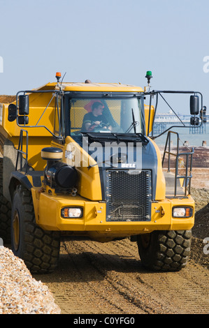 Autocarro articolato coinvolti nella spiaggia dei lavori di restauro Foto Stock