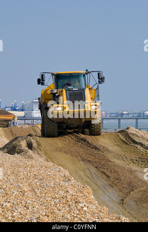 Autocarro articolato coinvolti nella spiaggia dei lavori di restauro Foto Stock