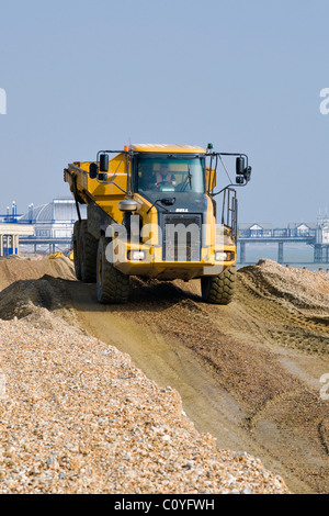 Autocarro articolato coinvolti nella spiaggia dei lavori di restauro Foto Stock