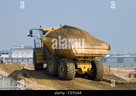 Una campana Autocarro articolato il trasporto di ghiaia mentre è coinvolta nella spiaggia dei lavori di restauro Foto Stock