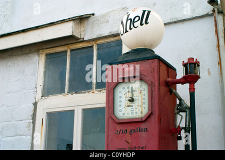 Vecchio guscio in disuso della pompa benzina, 2 scellini, 1 centesimo per gallone, sold out Foto Stock