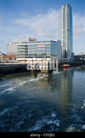 Obel Tower & fiume Lagan, Belfast. Foto Stock