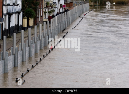 Alluvione nella città di Bewdley in Shropshire e le aree circostanti da pioggia pesante che rende il fiume Severn alto . È possibile vedere le difese da alluvioni Foto Stock