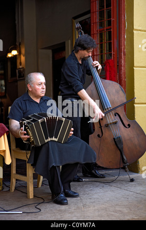 Musicisti nel quartiere di El Caminito. Buenos Aires. Argentina. Foto Stock