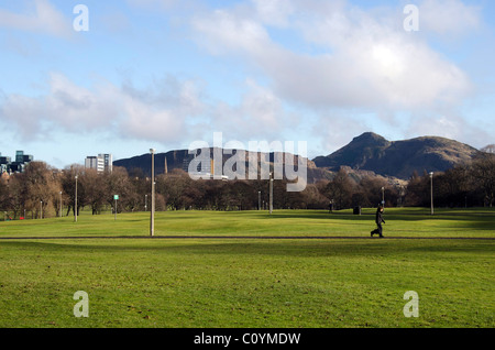 La vista su Bruntsfield Links verso la collina Arthur' Seat di Edimburgo, in Scozia. Foto Stock
