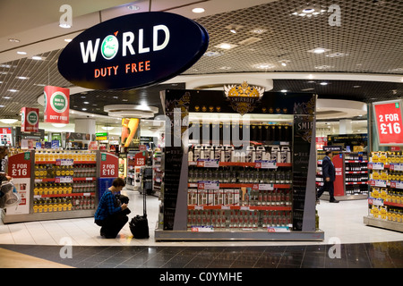 "World Duty Free' area shopping / shop / negozi nella sala partenze dell'aeroporto di Heathrow, terminale 3 / 3. Londra. Regno Unito. Foto Stock