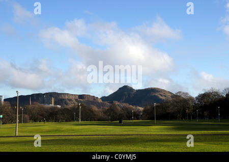 La vista su Bruntsfield Links verso la collina Arthur' Seat di Edimburgo, in Scozia. Foto Stock