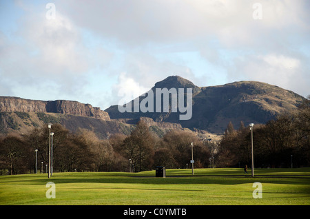 La vista su Bruntsfield Links verso la collina Arthur' Seat di Edimburgo, in Scozia. Foto Stock
