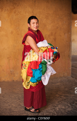 Giovani bhutanesi monaco buddista prepara le tende e le bandiere per il Trongsa festival dance nel monastero entro il dzong Foto Stock