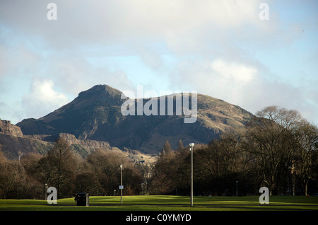 La vista su Bruntsfield Links verso la collina Arthur' Seat di Edimburgo, in Scozia. Foto Stock