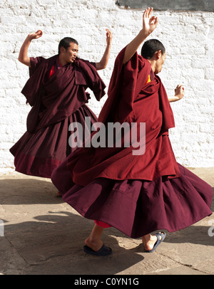 Monaco bhutanesi(s) la pratica di passi di danza prima di comparire in un importante festival religioso. Foto Stock