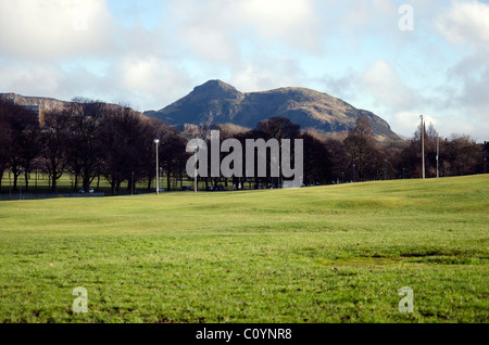 La vista su Bruntsfield Links verso la collina Arthur' Seat di Edimburgo, in Scozia. Foto Stock