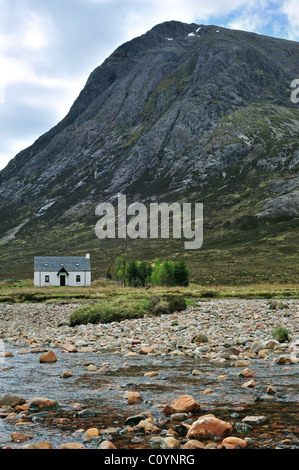 Lagangarbh capanna in Glen Coe, con il Buachaille Etive Mor dietro, Highlands, Scotland, Regno Unito Foto Stock