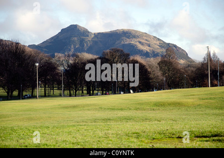 La vista su Bruntsfield Links verso la collina Arthur' Seat di Edimburgo, in Scozia. Foto Stock
