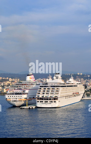 Navi da Crociera Seven Seas Mariner e Ocean Village ormeggiato a Kusadasi, Turchia nel settembre 2010 Foto Stock