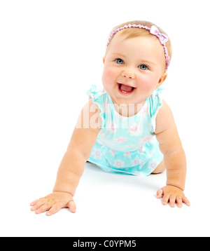 Poco adorabile bambina ridendo, striscianti & giocando in studio, isolati su sfondo bianco Foto Stock