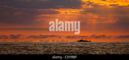 Nave della marina americana sul tramonto Foto Stock