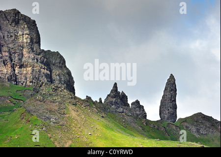 Il pinnacolo di roccia vecchio uomo di Storr sull'Isola di Skye in Scozia, Regno Unito Foto Stock