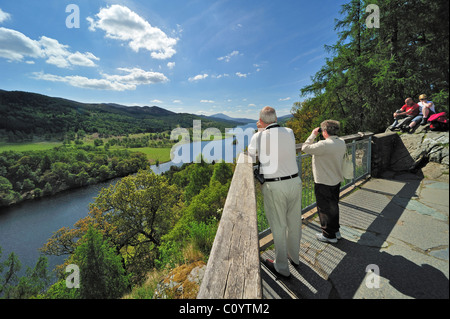 I turisti che cercano sul Loch Tummel dalla Queen's View near Pitlochry in Perth and Kinross, Scotland, Regno Unito Foto Stock