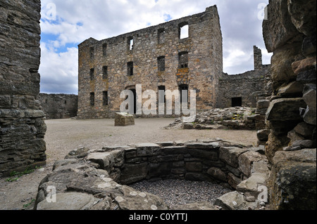 Oltre al cortile tra le rovine delle Caserme di Ruthven vicino a Kingussie, altopiani, Speyside, Scotland, Regno Unito Foto Stock