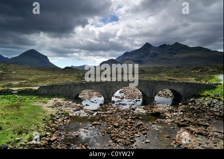 Il vecchio ponte Sligachan con vista su Sgurr nan Gillean e il rosso e il nero Cuillins, Isola di Skye, Scotland, Regno Unito Foto Stock