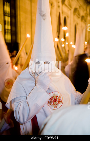 Membro della chiesa - pensare / nel pensiero profondo - prendendo parte / elaborazione. Semana Santa PASQUA SETTIMANA SANTA PROCESSIONE. Siviglia Spagna. Foto Stock