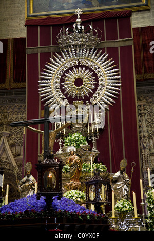 Altare della cattedrale con il Cristo crocifisso; su un carrello / float prendendo parte a Semana Santa pasqua settimana santa. Siviglia, Spagna. Foto Stock