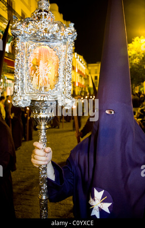 Membro della chiesa cattolica prendendo parte / lavorazione a Siviglia la Semana Santa PASQUA SETTIMANA SANTA PROCESSIONE. Siviglia Spagna. Foto Stock