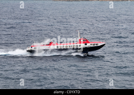 Aliscafo traghetto Flying Dolphin 19 entrando in porto di Pireo di Atene, Grecia. Foto Stock