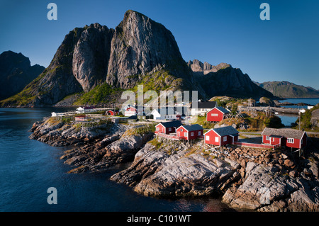 Reine è una delle più belle città sulle isole Lofoten in Norvegia. Sulle montagne circostanti e le case sono semplicemente mozzafiato. Foto Stock